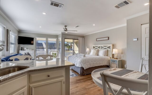 Sandpiper Cove 8208 Studio Bedroom Condo by RedAwning