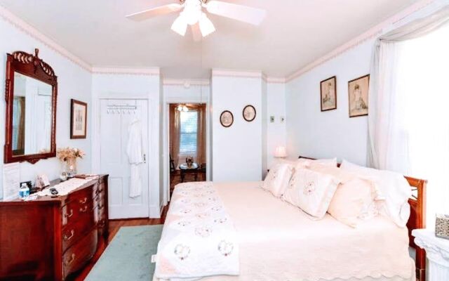 Colonial Beach Plaza Bed & Breakfast