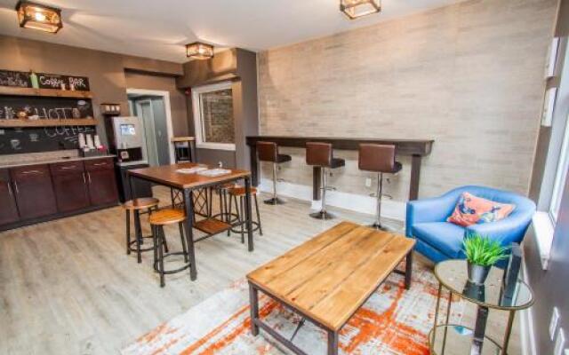 Downtown Midtown Apartments by NUOVO