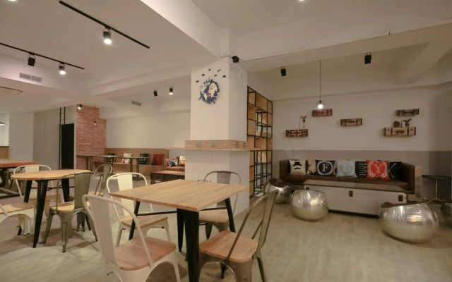 Flyinn Hostel