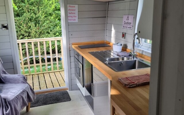 Glamping Hut - Riverside 6