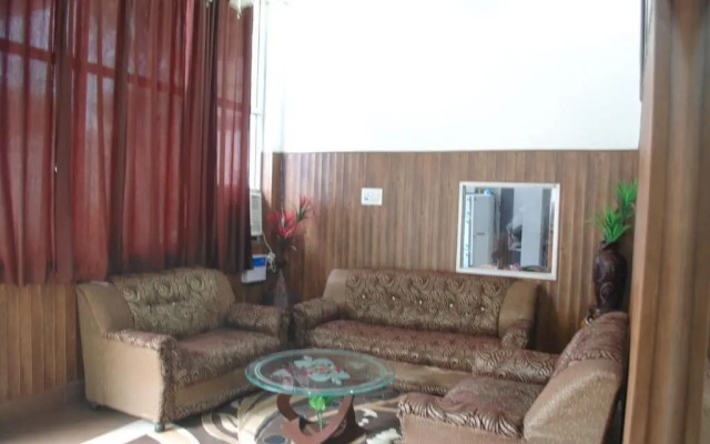 Hotel Golden Woods by OYO Rooms