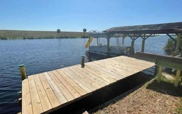 Rim Canal 'yellow House' With Canal Views & Boat Dock 1 Bedroom Cottage by Redawning
