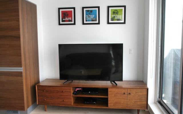 Luxury 2BR Condo in Popular Queen West