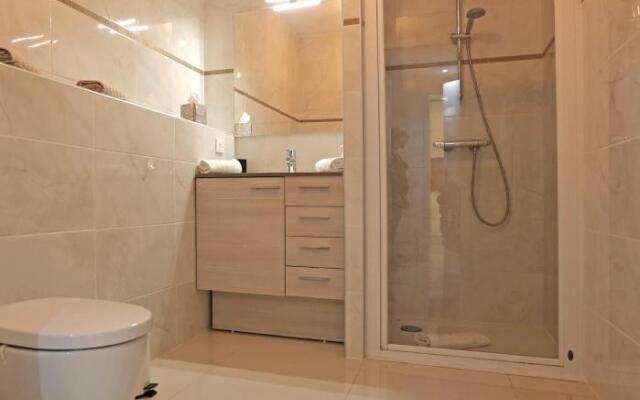 NEW Modern 1BR Apt/Terrace/Parking/Beside Beach