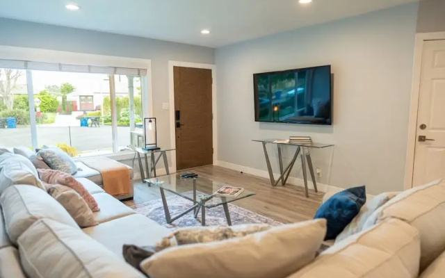 Upscale Upgraded Beautiful Spacious 3BR House in Encino Fully Renovated With Garage Very Large Fenced Yard Patio AT END OF Cul-de-sac p84