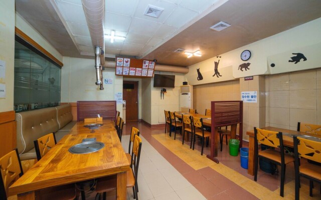 RedDoorz @ Fields Avenue Angeles City