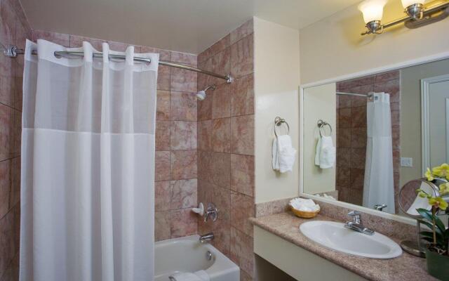 Red Cottage Inn & Suites