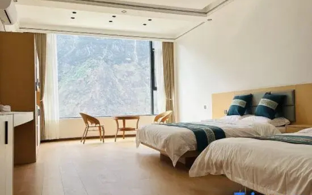 Tiger Leaping Gorge Town Mengxueju Hillside Homestay