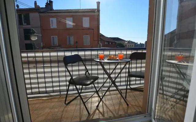 Warm and Welcoming Apartment With Balcony