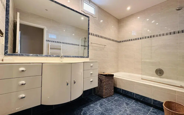 Two Bed Apt in the Center of Cannes - 2229