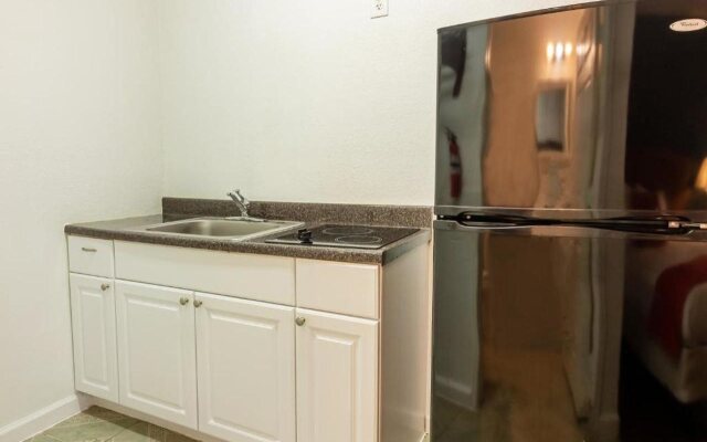 OYO Garden Inn and Suites Pearsall I-35 East