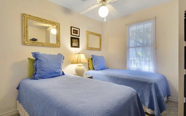 Lavender Jungle by Avantstay Great Location w/ Patio & Shared Pool! Week Long Stays Only