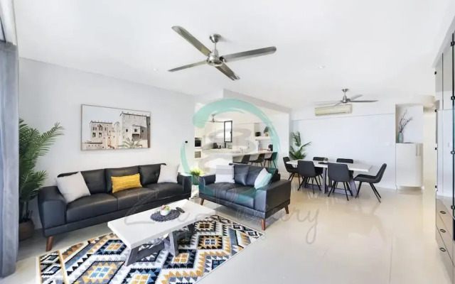 Zen Arkaba 3BR Luxury Waterfront Apt Pool BBQ
