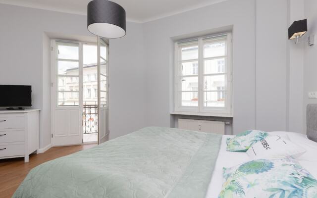 Chmielna 1/3 Studio #3 by Renters