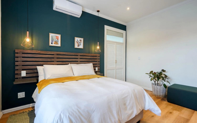 Hampton Collection - Charming 5 Sleeper Apartment with Pool