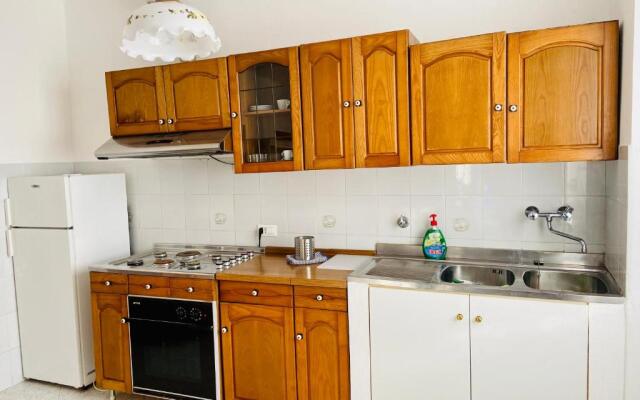 Il Brutto Anatroccolo vicino al parco con parcheggio 01159-LT-1210