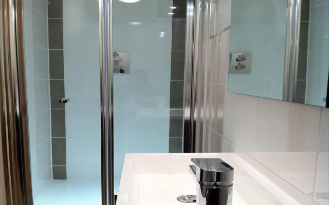 Lyall Apartment Hotel