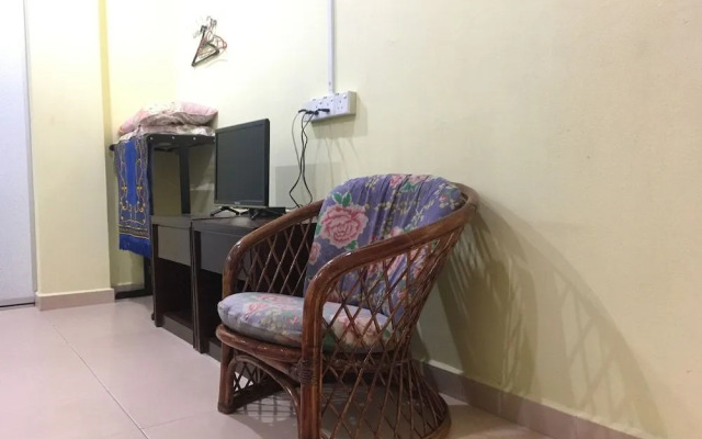 SPOT ON 89857 Azra Inn Rumah Tumpangan