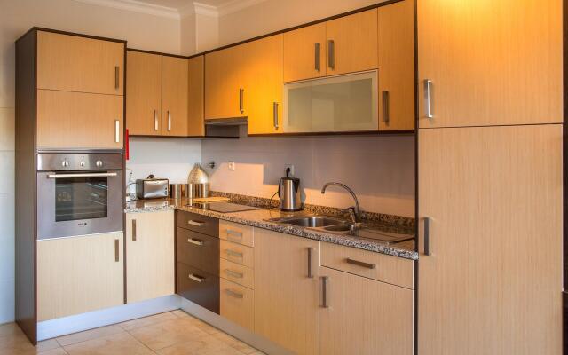 B05 - Lux & Pool Central Apartment