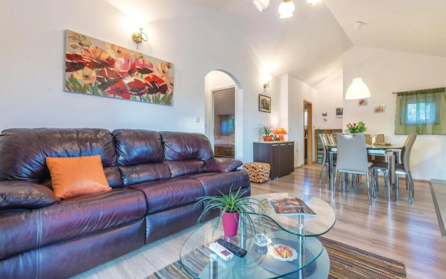 Beautiful Home in Vinisce With Wifi and 4 Bedrooms