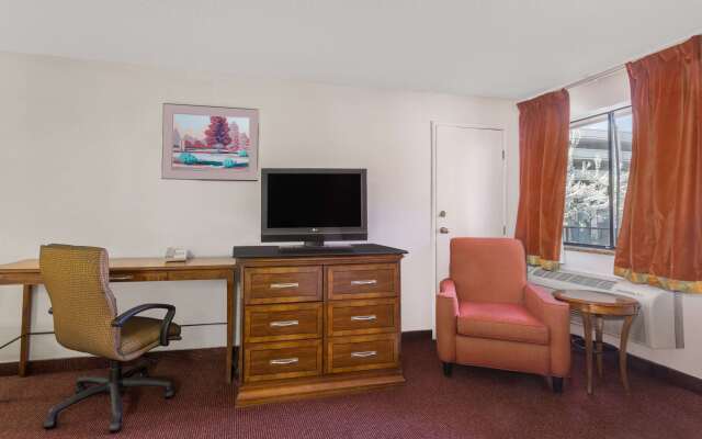 Travelodge by Wyndham Reno Downtown
