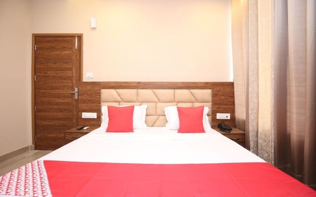 OYO 27743 Hotel Platina