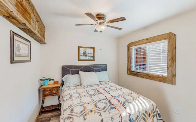 1BR Dog-friendly Lakefront Cabin w/ Canoes