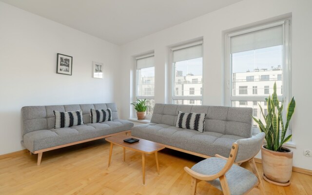 Apartment With Parking Poznań by Renters