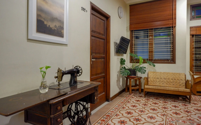 RedDoorz Plus near Hartono Mall 2
