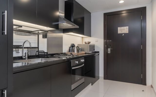 Elegant Studio w/work space and views DAMAC