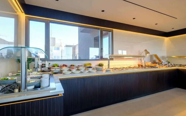 Mercure Larnaca Finikoudes Beach