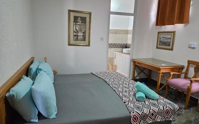 Spacious 4-bed Villa in Flic en Flac Roof top bar
