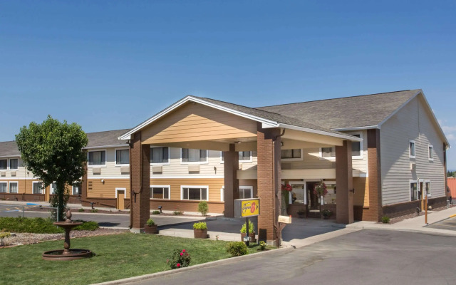 Super 8 by Wyndham Baker City