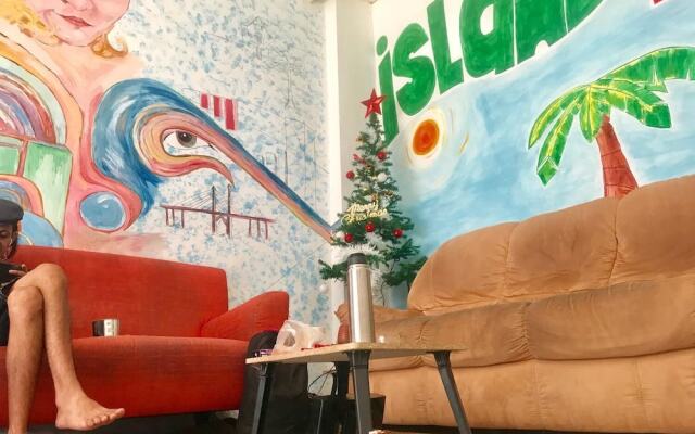B&L Islanders Inn - Hostel
