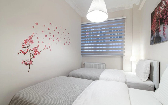 Central and Modern Flat Near Flower Passage