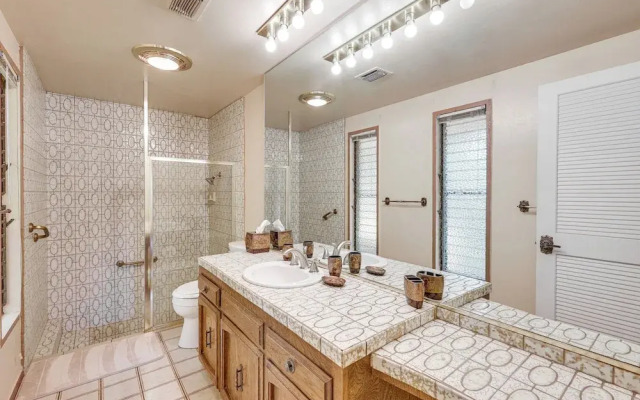 Spacious Home - 6 Mi to Downtown Fresno!