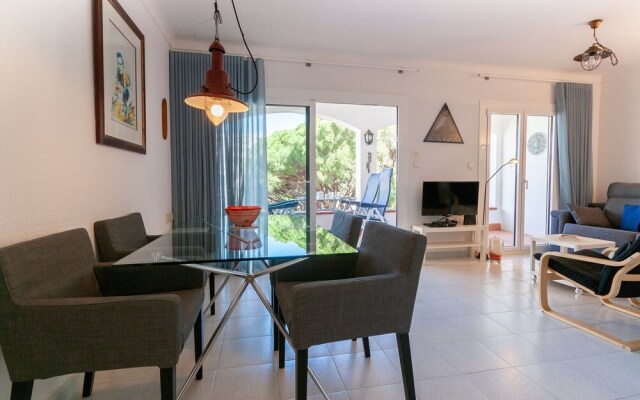 Cozy Apartment in Roses with Sea Nearby