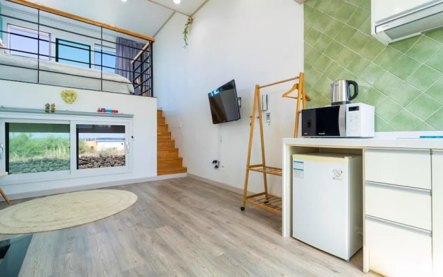 Jeju Byeoleuldameunbaramarae Pension