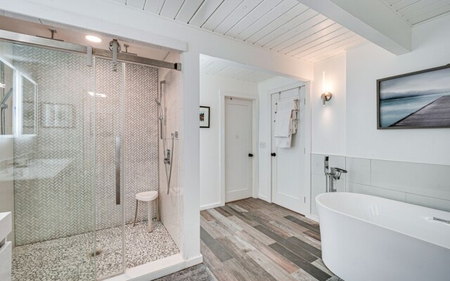 Stylish Bellingham Home w/ Lake + Mountain Views!