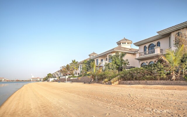 The Palm Jumeirah Villas - Frond E by LUX Holiday Home