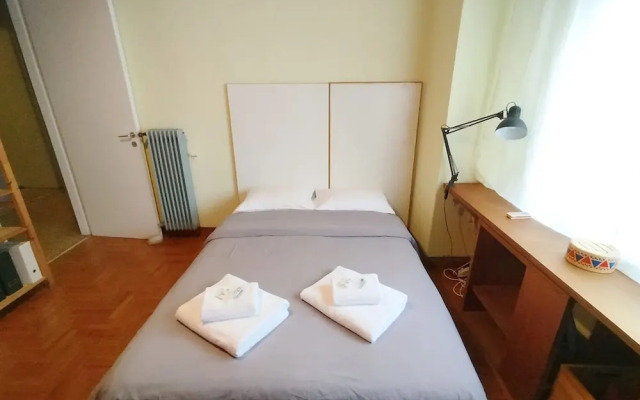 Spacious Apartment Near Parthenon for 6 Persons