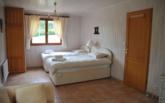 Tidy Chalet in the Woods of the Beautiful Dordogne
