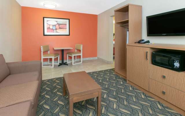 Days Inn & Suites by Wyndham Arlington Near Six Flags