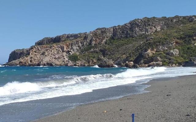 Cozy villa 60 metres away from the beach