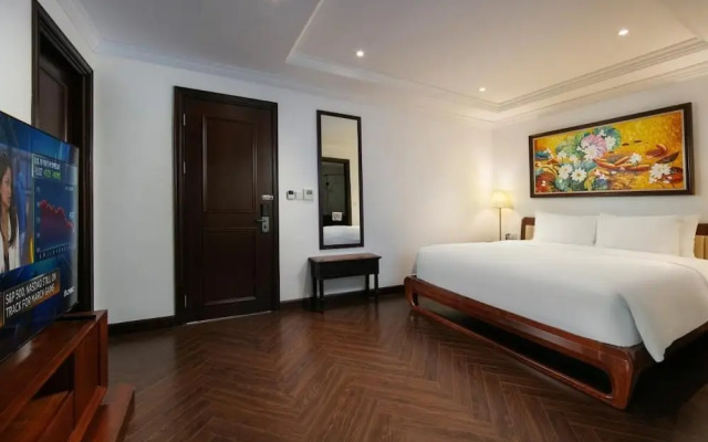 MAY DE Ville Crown Hotel 1