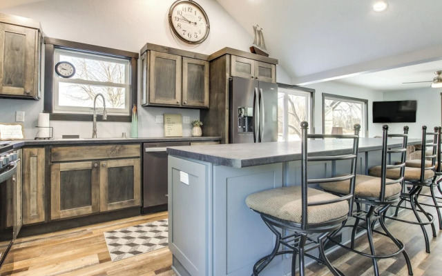 Boat Dock: Riverfront Oconto Home!