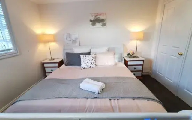 Sydney Meets Miranda, Comfy 4 Bedroom home,7 beds