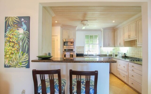 Ocean views apt with shared rooftop pool: Beacon Hill Surf by BSL Rentals