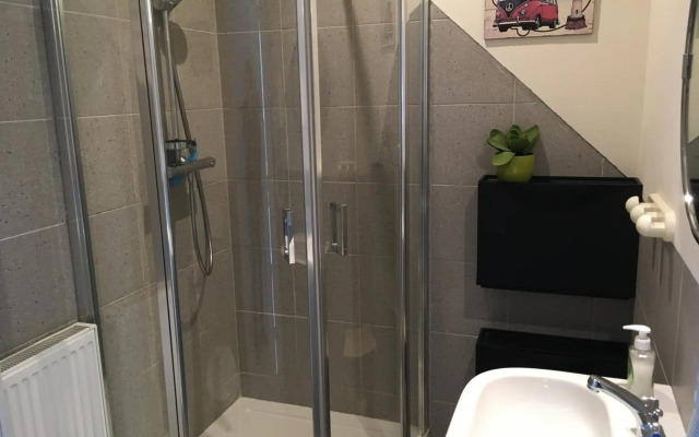 family stay Ostend 300m from beach free public Parking